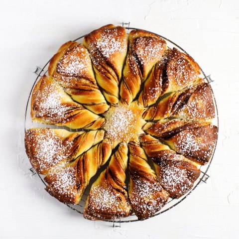 Christmas brioche shaped into an eight-pointed snowflake