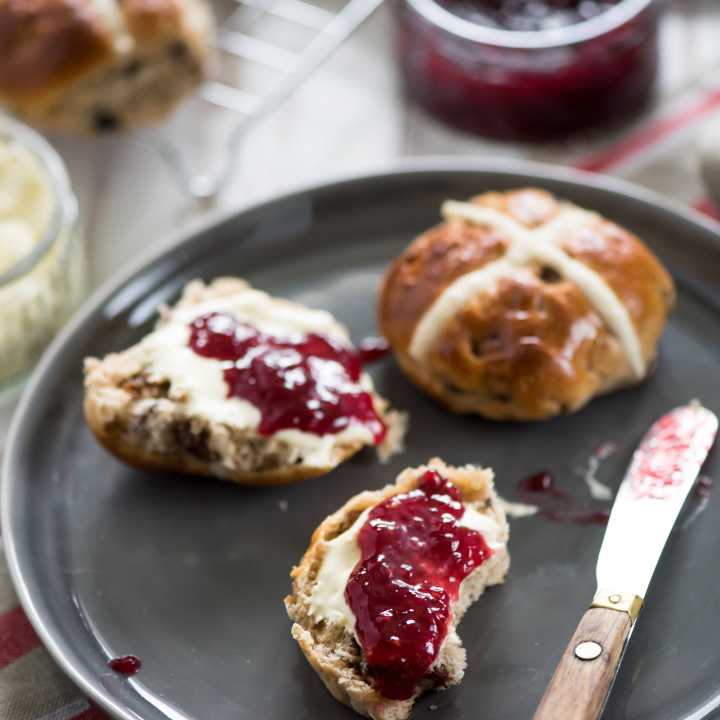 Hot cross buns with raisins